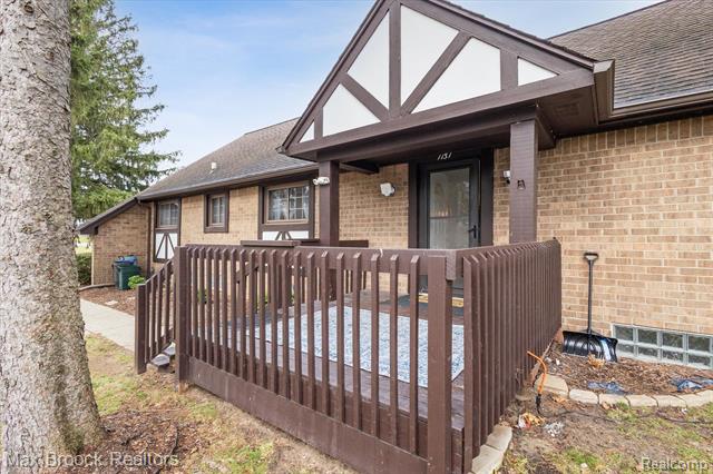 front view picture of 1131 Indianwood Trl, Walled Lake, MI. 48390