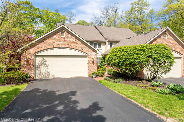 front view picture of 22366 Valley Oaks Dr, Franklin, MI. 48025