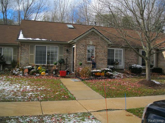 front view picture of 323 Countryside Ct, Highland, MI. 48357