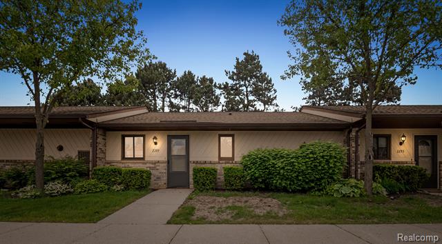 front view picture of 2289 N Milford Rd, Highland, MI. 48357