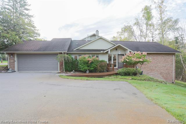 front view picture of 5523 Walnut Cir W, West Bloomfield, MI. 48322