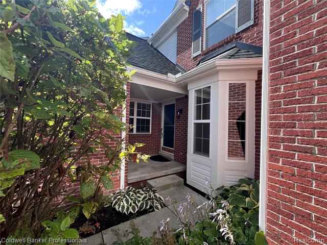 front view picture of 654 Chestnut Dr, Wixom, MI. 48393