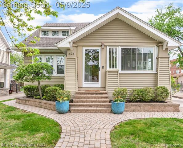 front view picture of 424 E Hudson Ave, Royal Oak, MI. 48067