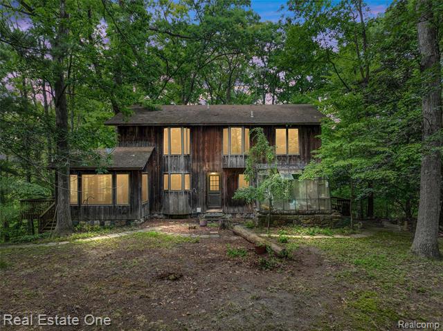 front view picture of 530 W Oakley Park Rd, Walled Lake, MI. 48390