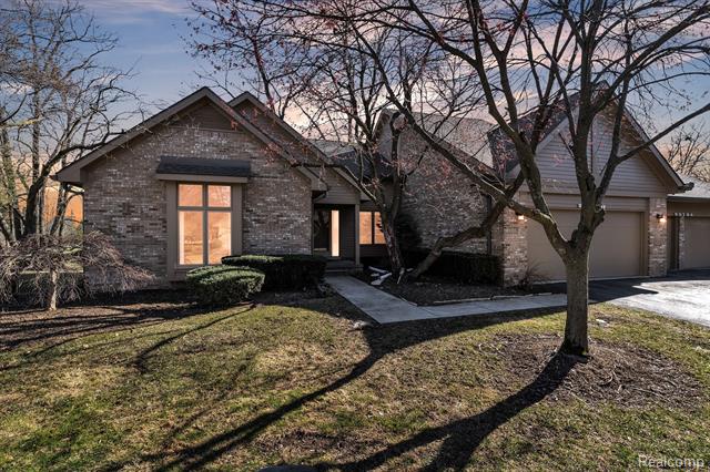 front view picture of 29738 Nova Woods Dr, Farmington, MI. 48331