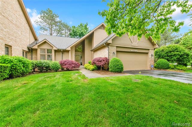 front view picture of 29739 Nova Woods Dr, Farmington, MI. 48331