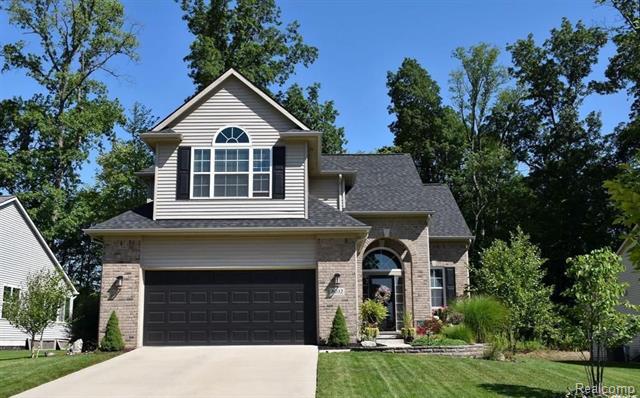 front view picture of 8032 Ivy Glen Park Ln, White Lake, MI. 48386