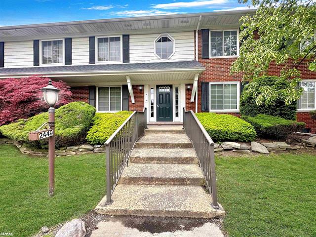 front view picture of 2449 Mulberry Sq Apt 27, Bloomfield Hills, MI. 48302