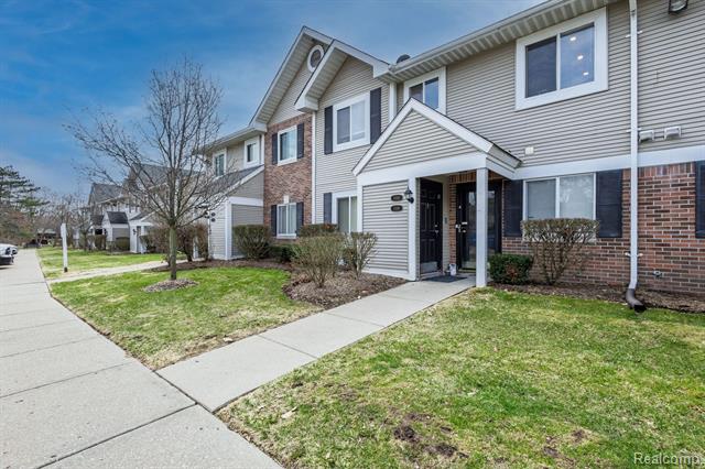 front view picture of 31446 Orchard Crk, Farmington, MI. 48334