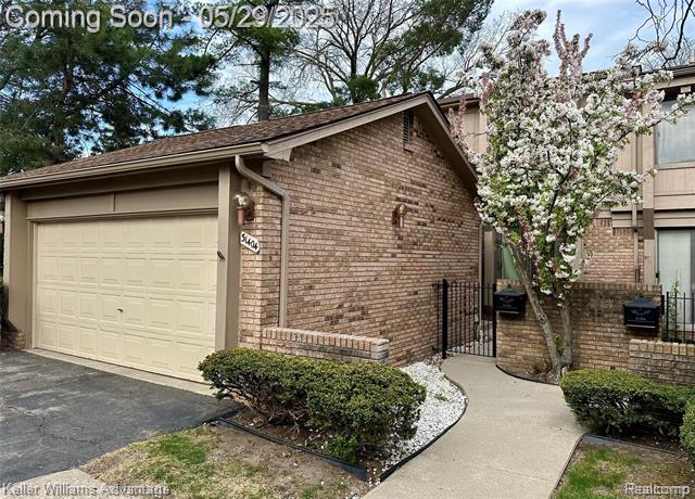 front view picture of 31404 Hunters Circle Dr, Farmington, MI. 48334