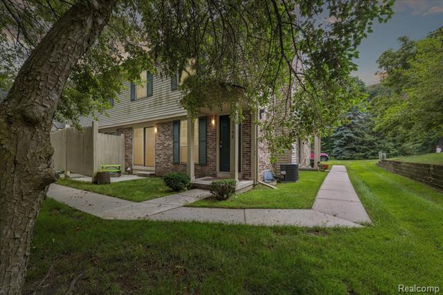 front view picture of 3368 Gingell Dr, Lake Orion, MI. 48359