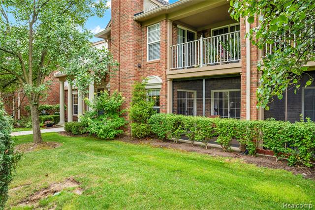 front view picture of 3388 Tremonte Cir N, Rochester, MI. 48306