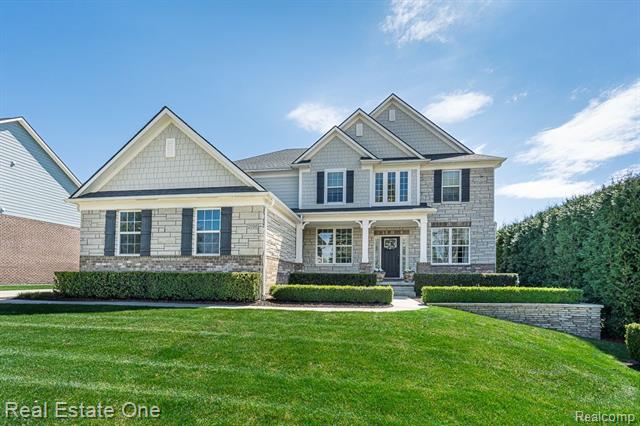 front view picture of 2098 Logan Dr, Rochester, MI. 48309
