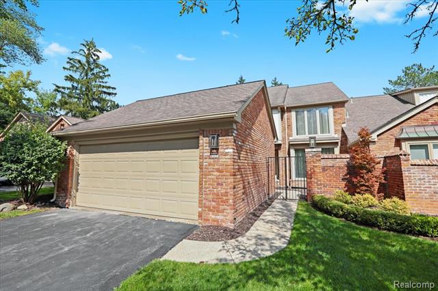 front view picture of 24066 Bingham Pointe Dr, Franklin, MI. 48025