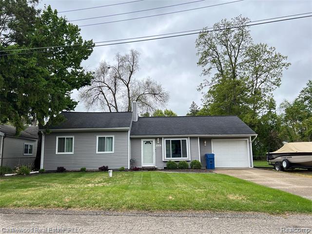 front view picture of 9105 Hickorywood Dr, White Lake, MI. 48386