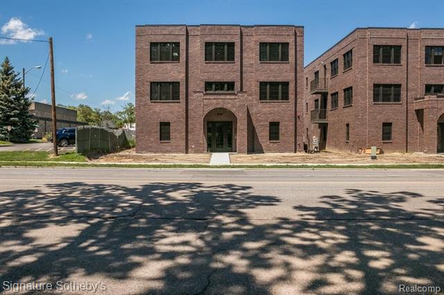 front view picture of 936 W 11 Mile Rd, Royal Oak, MI. 48067