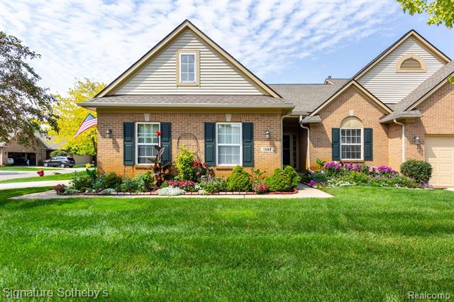 front view picture of 1398 Waverly Dr, White Lake, MI. 48386