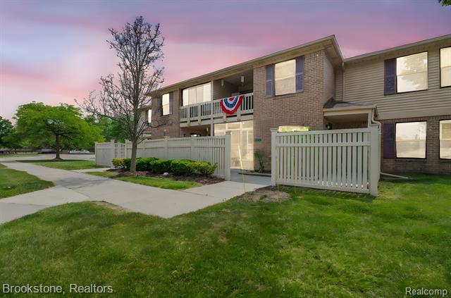 front view picture of 61156 Greenwood Dr, South Lyon, MI. 48178