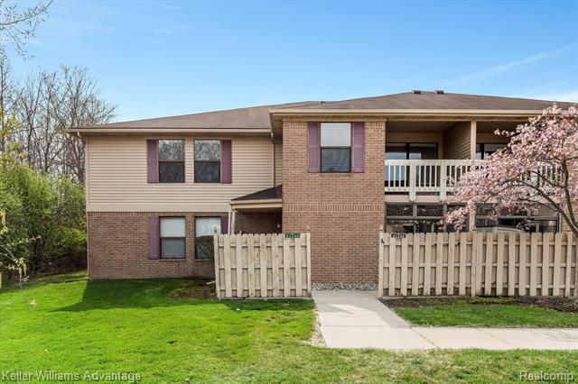 front view picture of 61244 Greenwood Dr, South Lyon, MI. 48178