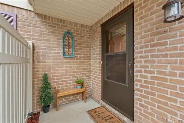 front view picture of 61260 Greenwood Dr, South Lyon, MI. 48178