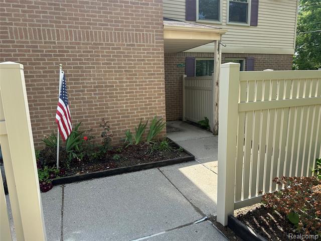 front view picture of 61290 Greenwood Dr, South Lyon, MI. 48178