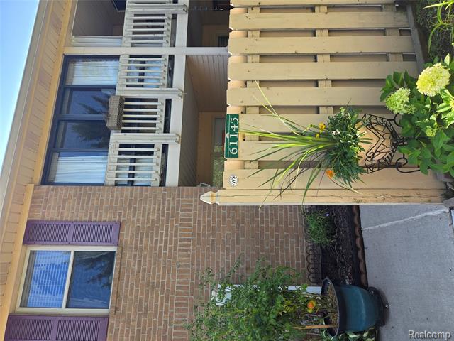 front view picture of 61145 Greenwood Dr, South Lyon, MI. 48178