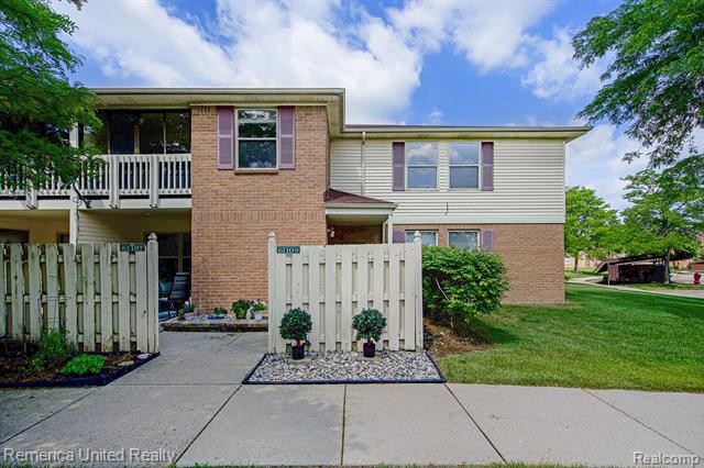 front view picture of 61109 Greenwood Dr, South Lyon, MI. 48178