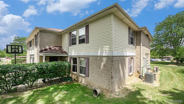 front view picture of 61043 Greenwood Dr, South Lyon, MI. 48178