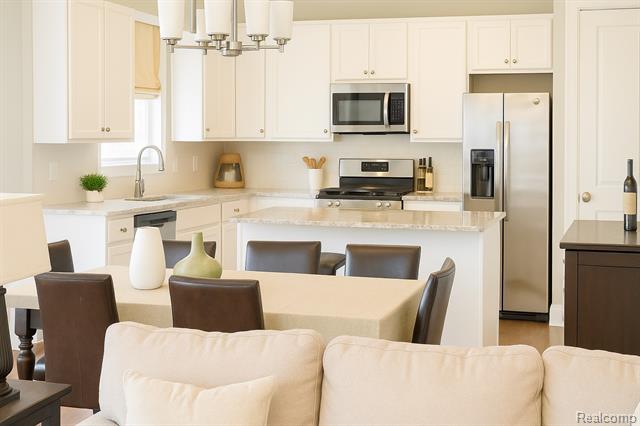 front view picture of 7 Grandview Cir, White Lake, MI. 48386