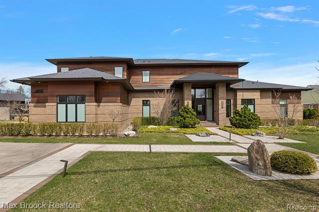 front view picture of 6925 Meadowlake Rd, Bloomfield Hills, MI. 48301