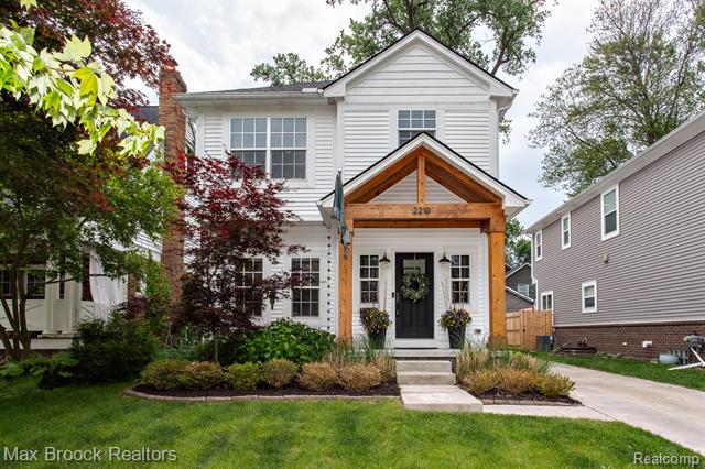 front view picture of 2210 E Hudson Ave, Royal Oak, MI. 48067