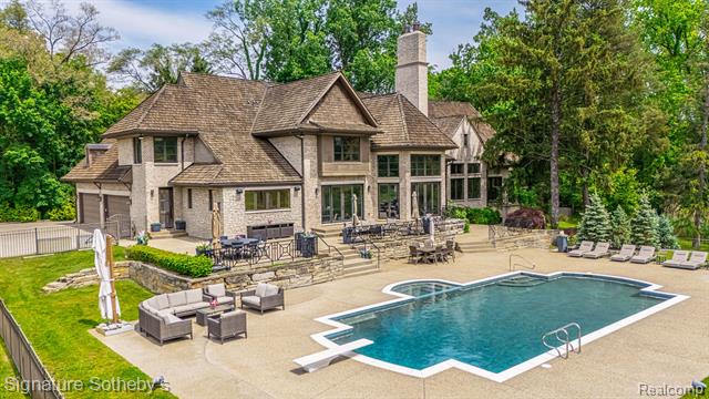 front view picture of 26377 Willowgreen Dr, Franklin, MI. 48025