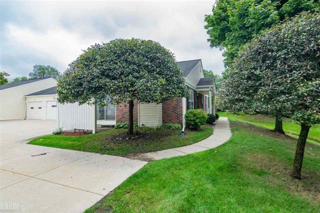 front view picture of 7617 Woodview Dr, Waterford, MI. 48327