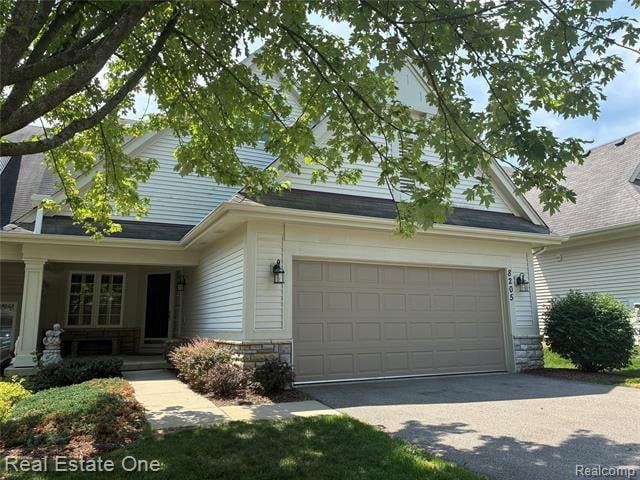 front view picture of 8205 Sequoia Ln, White Lake, MI. 48386