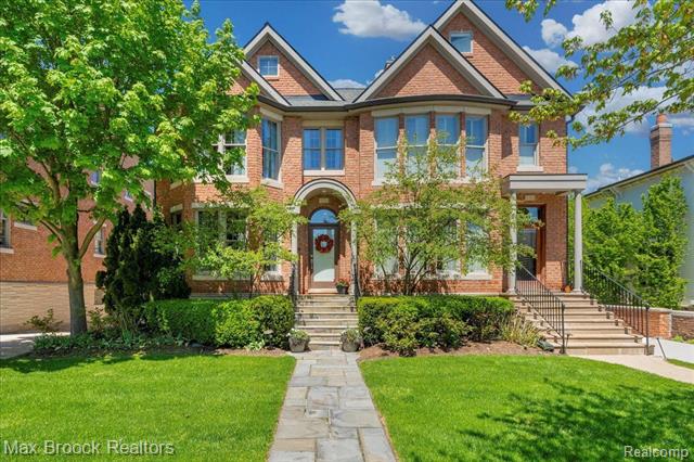 front view picture of 570 Townsend St, Birmingham, MI. 48009