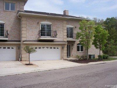front view picture of 28468 Traci Trl, Novi, MI. 48377