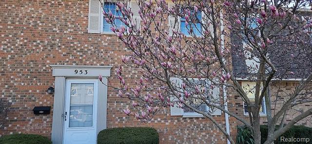 front view picture of 953 Kirts Blvd, Troy, MI. 48084