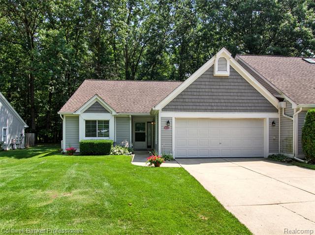 front view picture of 6818 Fox Ln, Waterford, MI. 48327