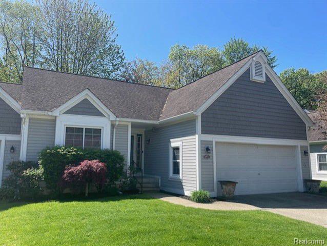 front view picture of 6871 Tangle Wood Dr, Waterford, MI. 48327