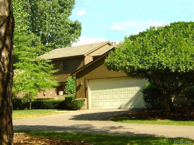 front view picture of 1008 Oak Pointe Dr, Waterford, MI. 48327