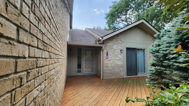 front view picture of 4125 Foxpointe Dr, West Bloomfield, MI. 48323