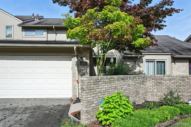 front view picture of 4291 Foxpointe Dr, West Bloomfield, MI. 48323