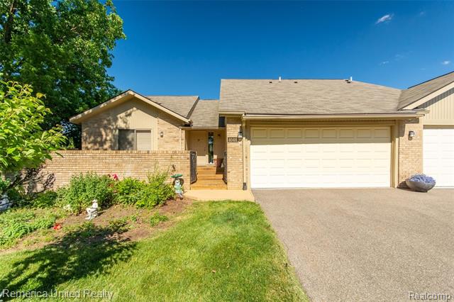 front view picture of 4046 Foxpointe Dr, West Bloomfield, MI. 48323