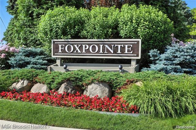 front view picture of 4231 Foxpointe Dr, West Bloomfield, MI. 48323