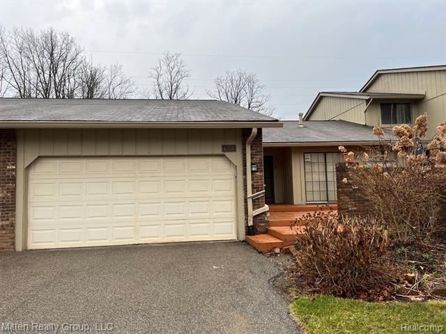 front view picture of 4356 Foxpointe Dr, West Bloomfield, MI. 48323