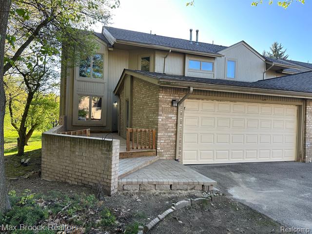 front view picture of 4347 Foxpointe Dr, West Bloomfield, MI. 48323