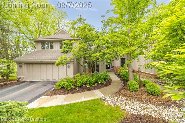 front view picture of 4933 Woodcliff Hill Rd, West Bloomfield, MI. 48323
