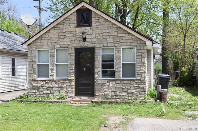 front view picture of 1833 Cass Lake Rd, Keego Harbor, MI. 48320
