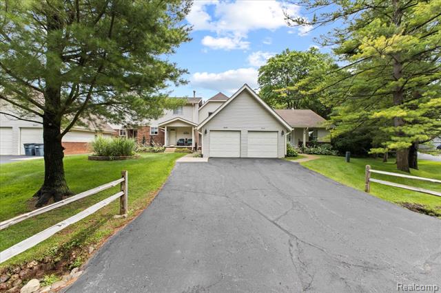 front view picture of 9099 Bavarian Way Dr, Clarkston, MI. 48348