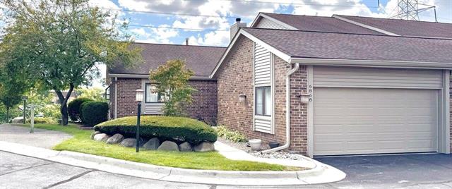front view picture of 6868 Northcrest Way E, Clarkston, MI. 48346
